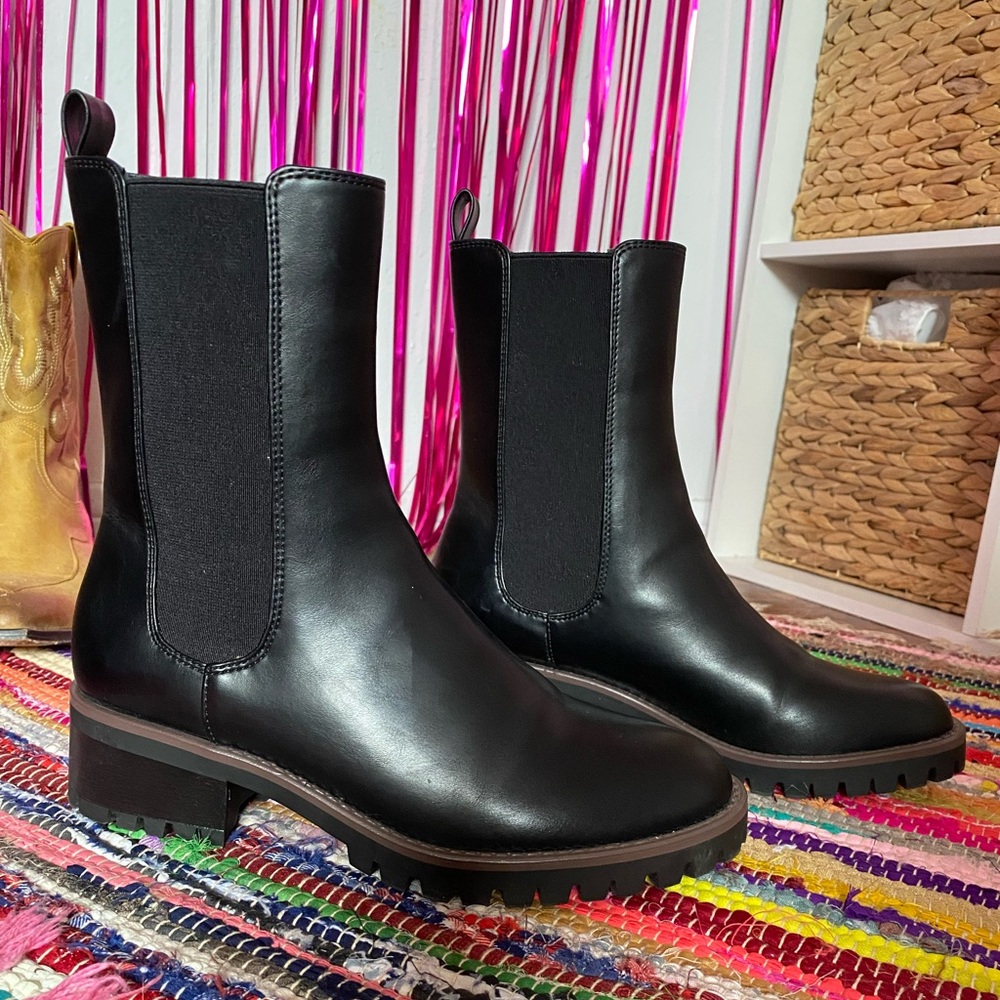 Ann Taylor Black high ankle Chelsea boots